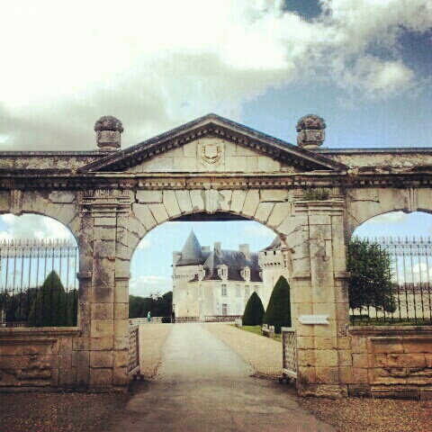 Entrée d'un domaine avec un château au fond