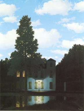 Maison au bord de l'eau avec son reflet